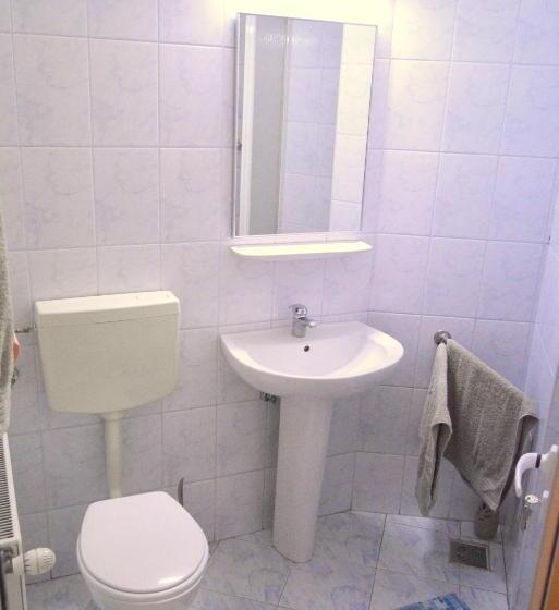 ルームシェアのワンベッド, Kollege Hostel