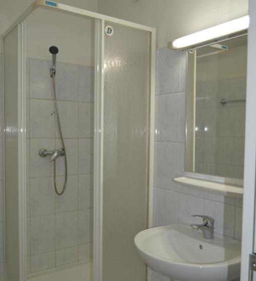 ルームシェアのワンベッド, Kollege Hostel