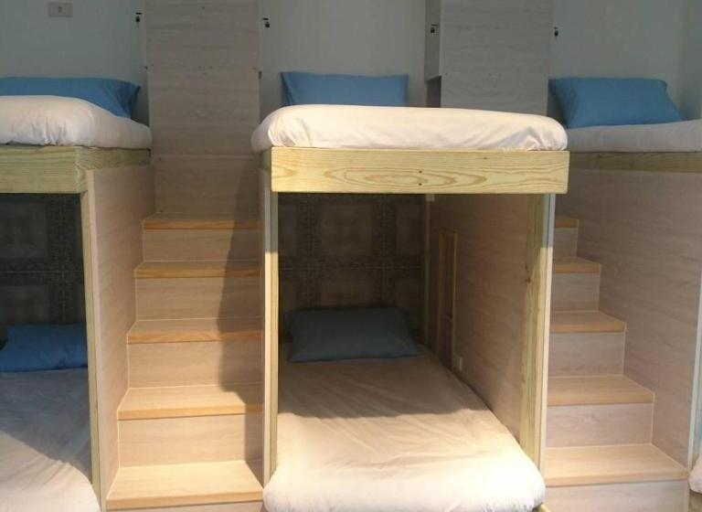 تختخواب در اتاق مشترک, Blue Hole Guesthouse藍洞民宿