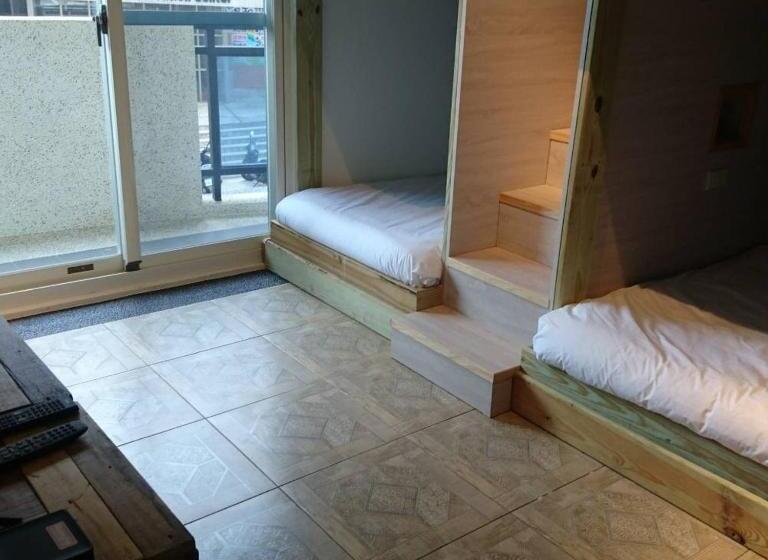 تختخواب در اتاق مشترک, Blue Hole Guesthouse藍洞民宿