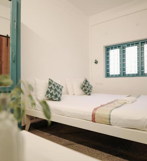 اتاق استاندارد بدون تهویه هوا, Cliff Stories