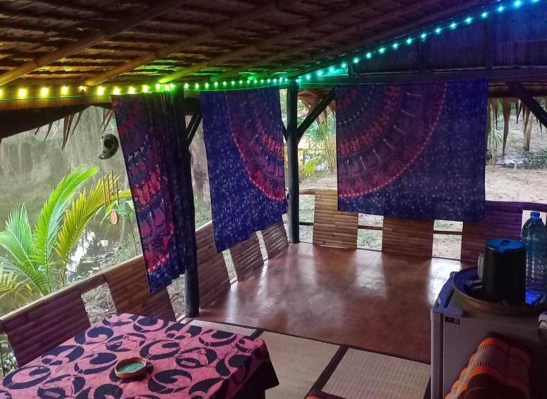 בונגלו סטנדרט עם נוף לגינה, Bar Horizon Hostel