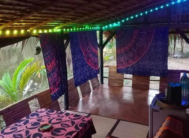 ガーデンビューのスタンダードバンガロー, Bar Horizon Hostel
