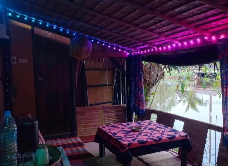 בונגלו סטנדרט עם נוף לגינה, Bar Horizon Hostel