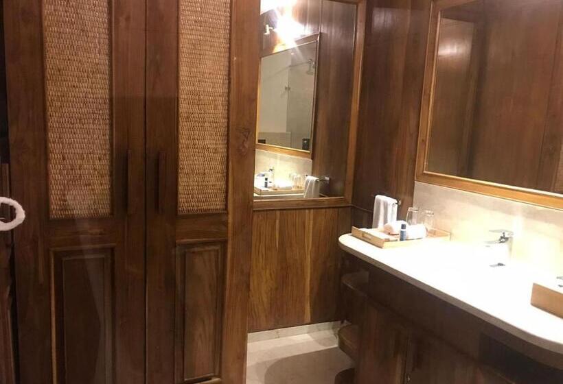 חדר דלוקס, The Shillong Address