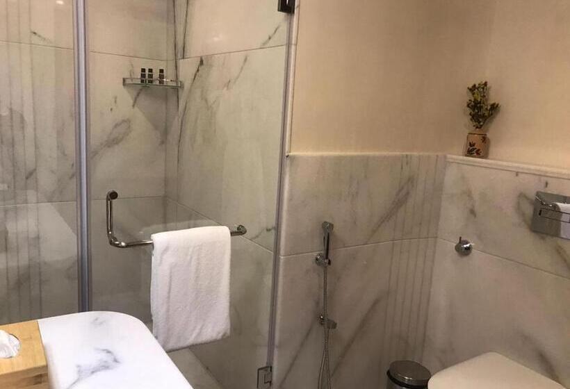 חדר דלוקס, The Shillong Address