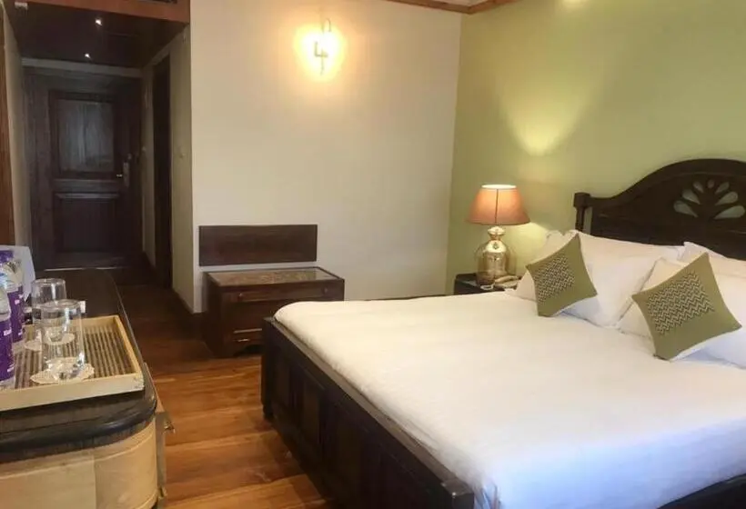 デラックスルーム, The Shillong Address