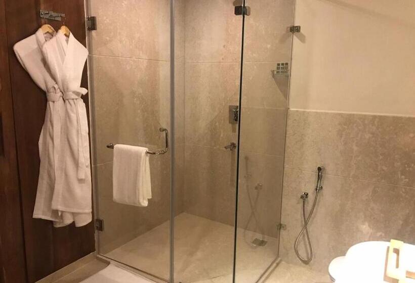 חדר דחוקס עם מיטת קינג, The Shillong Address