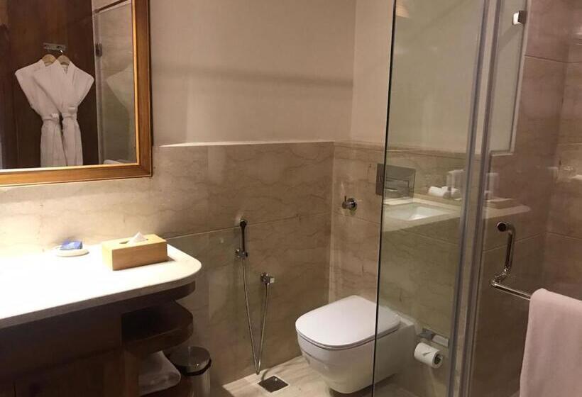 חדר משפחתי, The Shillong Address