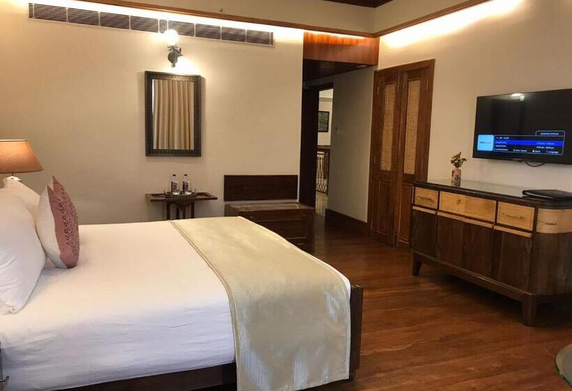 Семейный Номер, The Shillong Address