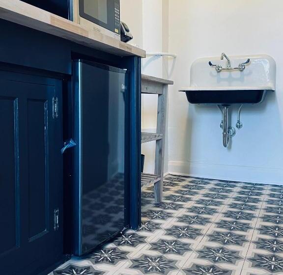 דירת חדר, Library Square Suites