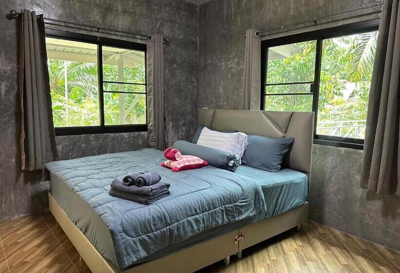 Standard Værelse m. Balkon, บ้านสวนริมธาร โฮมสเตย์ ท้ายเหมือง พังงา