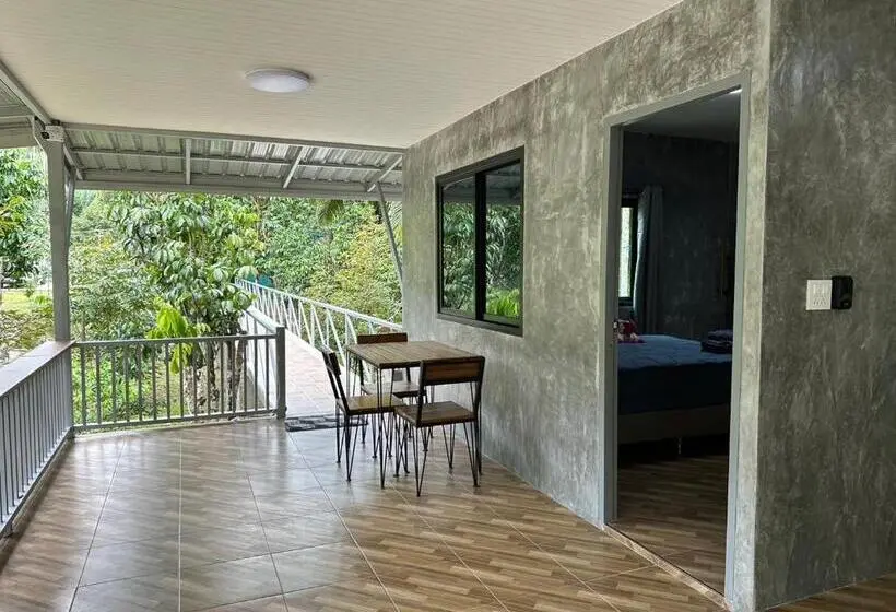 バルコニー付きスタンダードルーム, บ้านสวนริมธาร โฮมสเตย์ ท้ายเหมือง พังงา