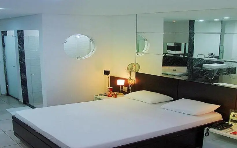 スタンダードスタジオ, Status Motel Perimetral Adults Only