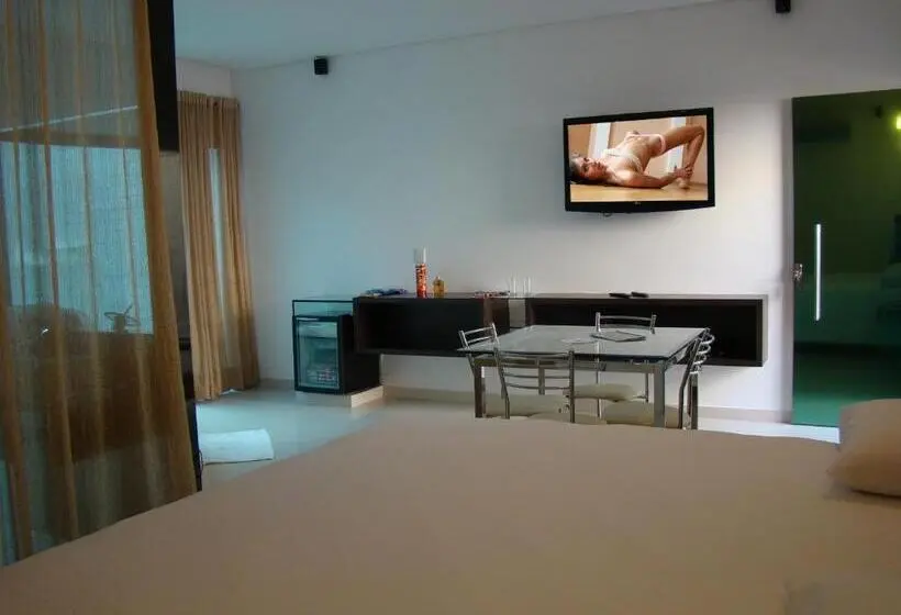 スイート, Status Motel Perimetral Adults Only