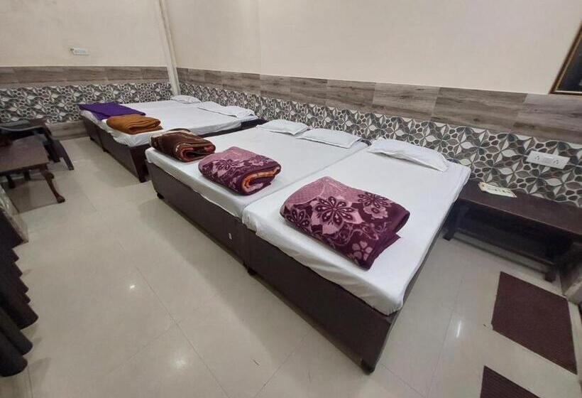 חדר משפחתי, Trisolaris