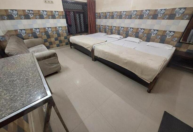 חדר משפחתי, Trisolaris