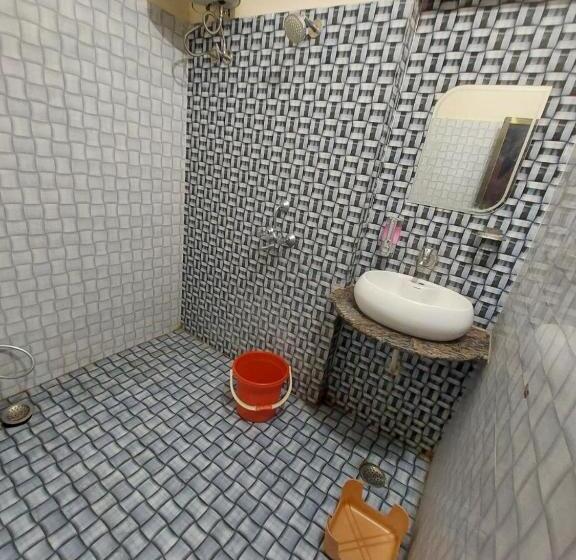 חדר משפחתי, Trisolaris