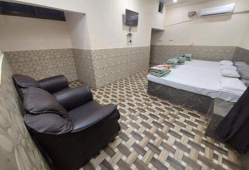 חדר משפחתי, Trisolaris