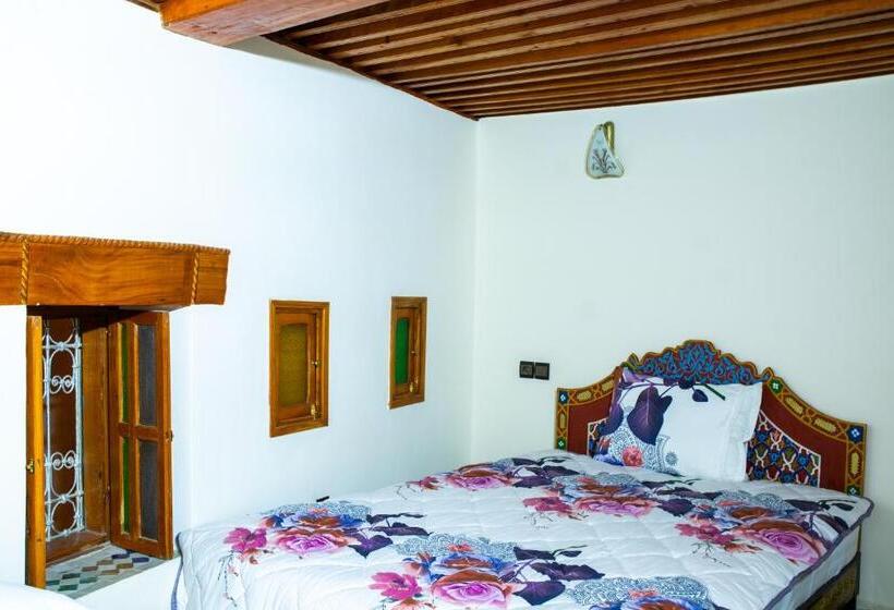 标准三人间, Riaad Hamad