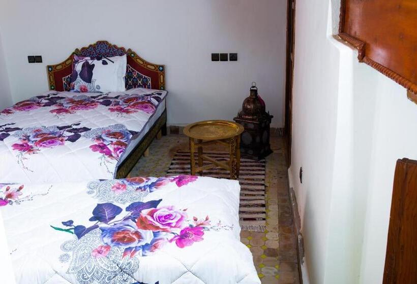 标准三人间, Riaad Hamad