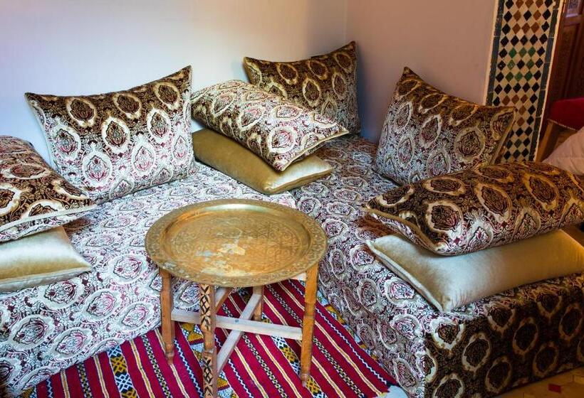 高级大房间, Riaad Hamad