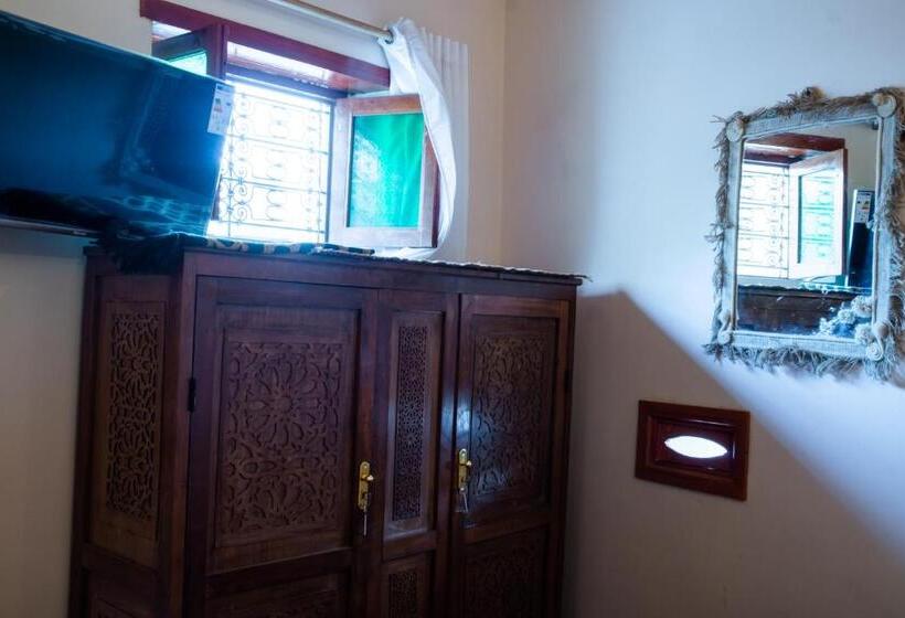 高级大房间, Riaad Hamad