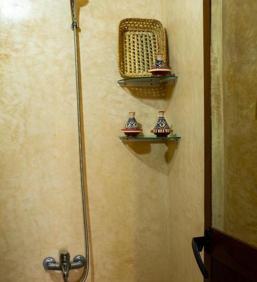 带大床的标准间, Riaad Hamad