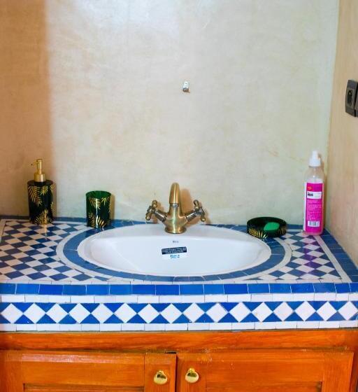 带大床的标准间, Riaad Hamad