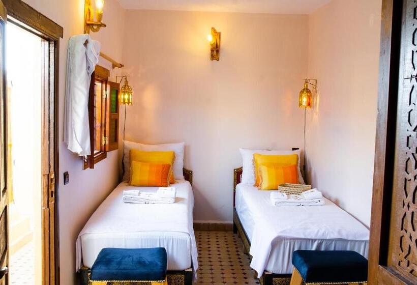 带大床的标准间, Riaad Hamad