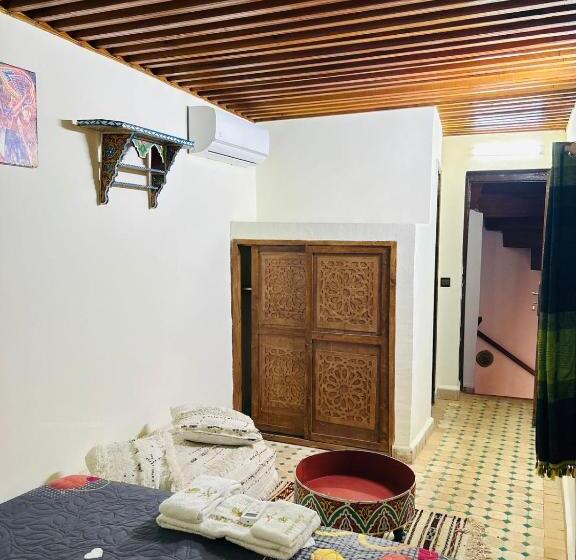 标准间, Riaad Hamad