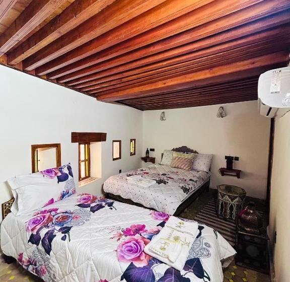 标准三人间, Riaad Hamad