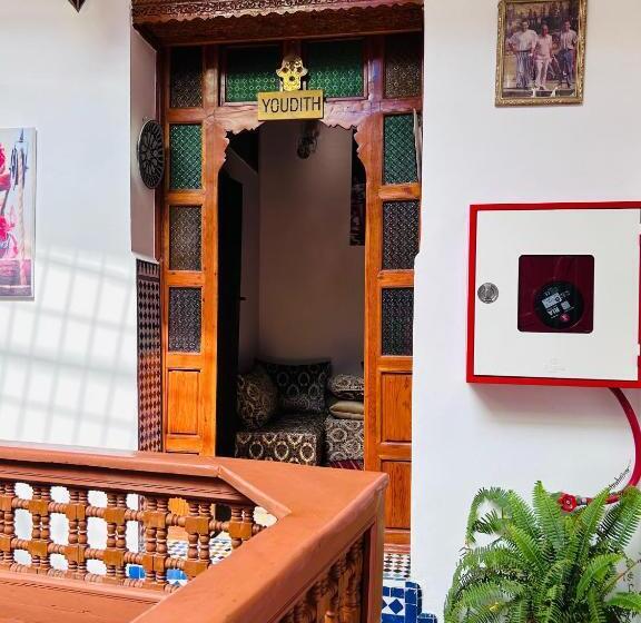 高级大房间, Riaad Hamad