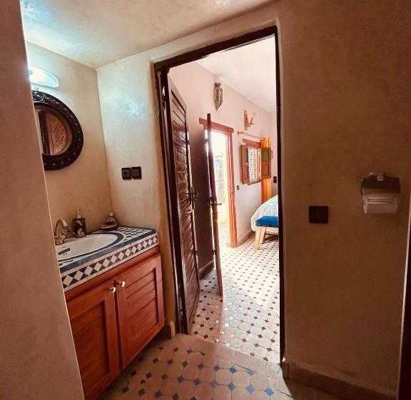 带大床的标准间, Riaad Hamad