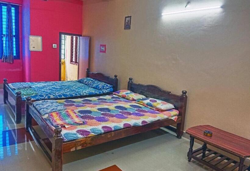 Четырехместный Номер Стандарт, Staymaker Hotel Shri Sai Ram