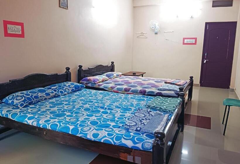 Четырехместный Номер Стандарт, Staymaker Hotel Shri Sai Ram