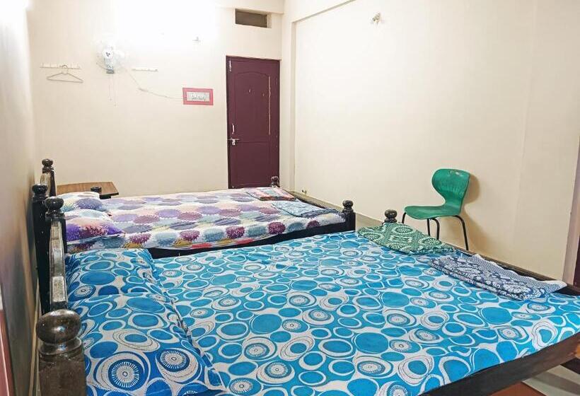 Четырехместный Номер Стандарт, Staymaker Hotel Shri Sai Ram