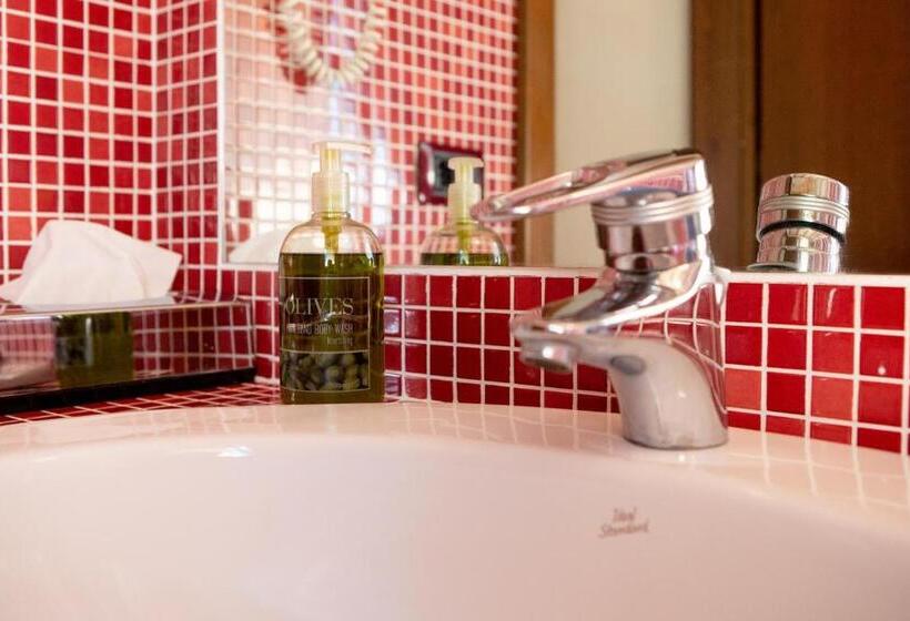 Suite with lake view, Alesi