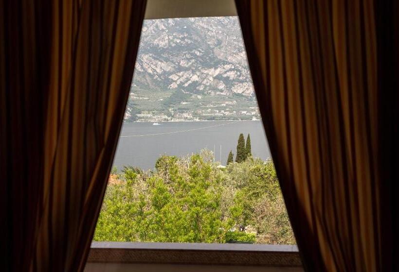 Suite with lake view, Alesi