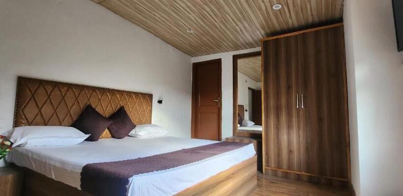 اتاق لوکس با بالکن, Five Hills