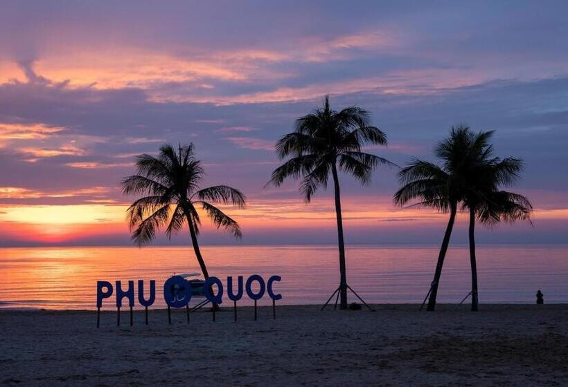 اتاق استاندارد با چشم‌انداز استخر, Tanya Phu Quoc