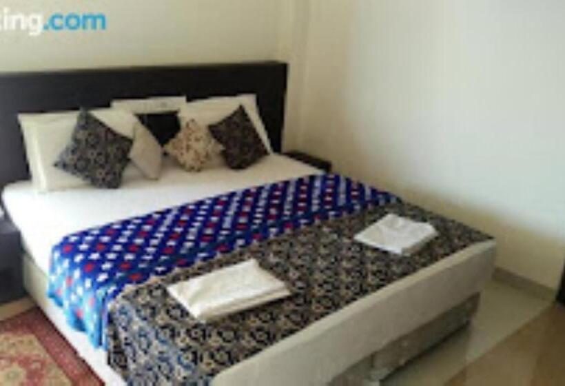 חדר דלוקס, The Residency,amarkantak