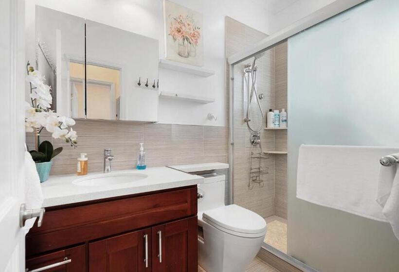 اتاق استاندارد با سرویس بهداشتی مشترک, Affordable Cozy Secured Private Rooms Shared Bath Home In John Mclaren Park