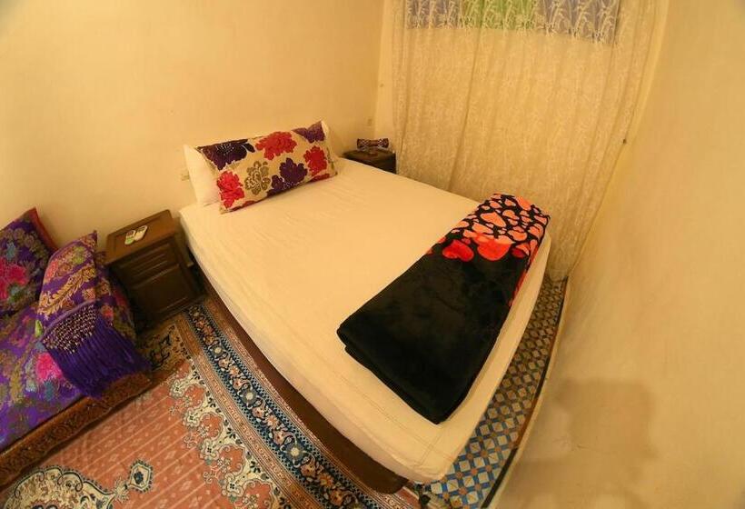 اتاق ساده سه نفره, Fez Experiences