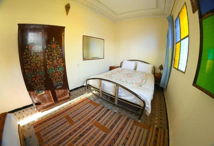 اتاق ساده سه نفره, Fez Experiences