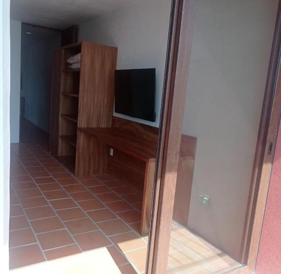 جناح جونيور مزوَّد بشرفة, Aurelia