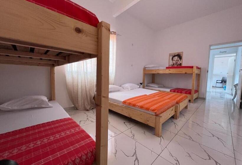 تختخواب در اتاق مشترک, Principal