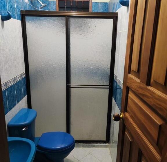 تختخواب در اتاق مشترک, Hostal La Pola