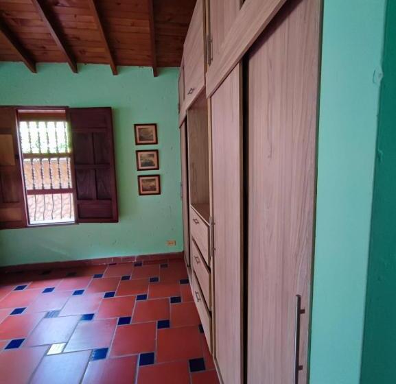 تختخواب در اتاق مشترک, Hostal La Pola