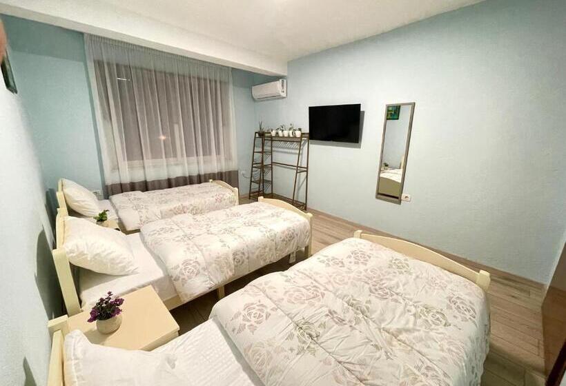 Pokój Standard Trzyosobowy, Shkodra Guest House